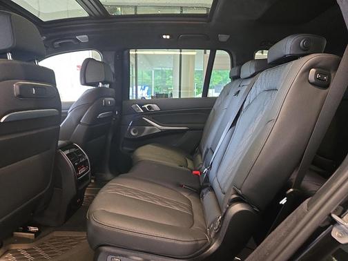 Black Sapphire Metallic 2027 BMW X7 M60i