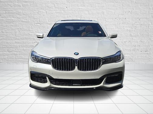 2019 BMW 740 i