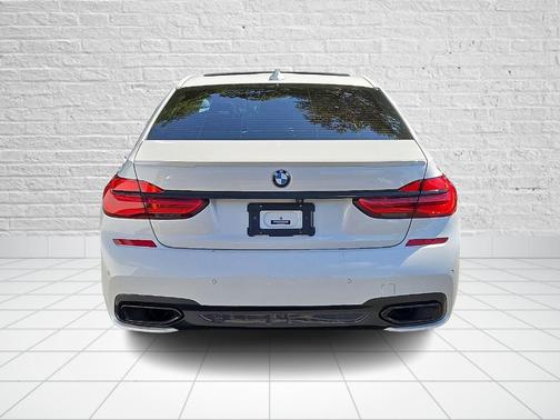 2019 BMW 740 i