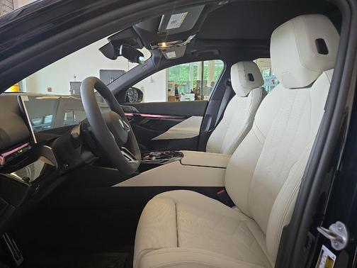 Carbon Black Metallic 2027 BMW 540 i
