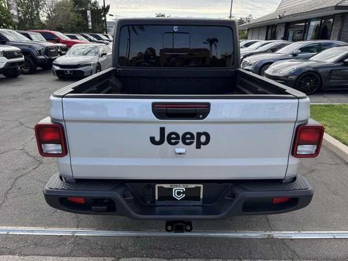 Silver Zynith Clearcoat 2023 Jeep Gladiator Sport S