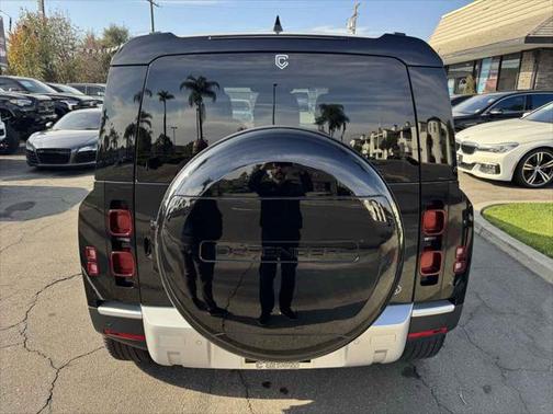 2023 Land Rover Defender 90 SE
