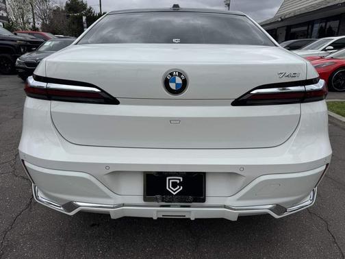 Alpine White 2023 BMW 740 i