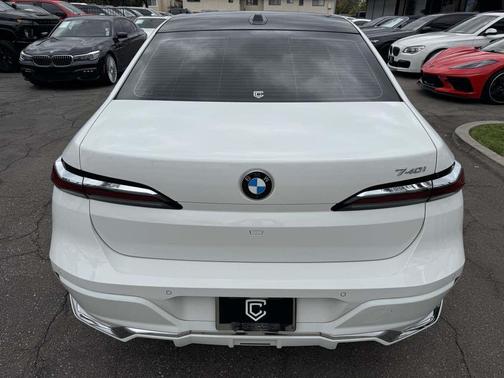 Alpine White 2023 BMW 740 i
