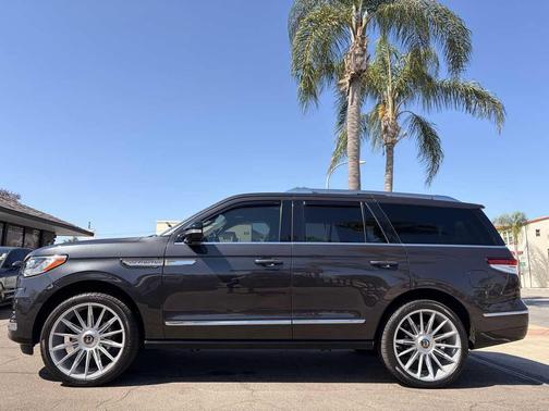 Starlight Gray Metallic Premium Colorant 2024 Lincoln Navigator Reserve