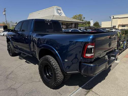 Patriot Blue Pearlcoat 2021 RAM 3500 Laramie Crew Cab 4x4 8' Box
