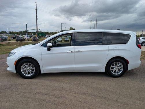 2023 Chrysler Voyager LX