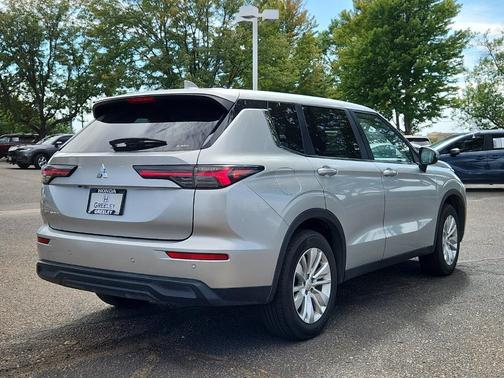 Silver 2025 Mitsubishi Outlander ES