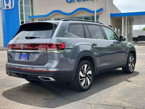 Platinum Gray Metallic 2024 Volkswagen Atlas 2.0T SE