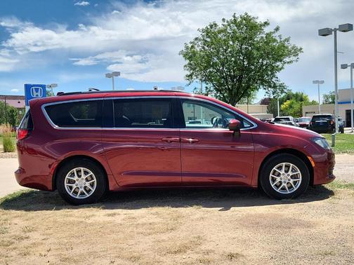 Velvet Red Pearlcoat 2020 Chrysler Voyager LXI