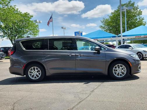 Granite Crystal Clearcoat Metallic 2023 Chrysler Pacifica Touring-L