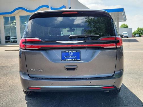 Granite Crystal Clearcoat Metallic 2023 Chrysler Pacifica Touring-L