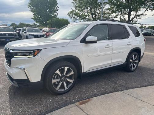 White 2024 Honda Pilot Elite
