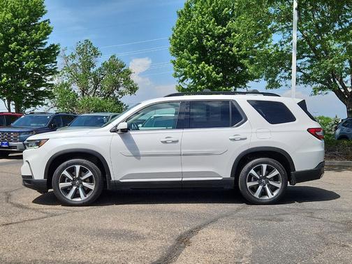 White 2024 Honda Pilot Elite