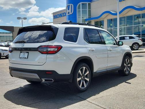 White 2024 Honda Pilot Elite