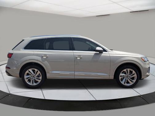 2022 Audi Q7 45 Premium Plus