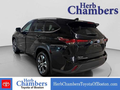 Midnight Black Metallic 2024 Toyota Highlander Hybrid XLE