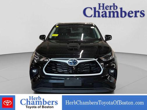 Midnight Black Metallic 2024 Toyota Highlander Hybrid XLE