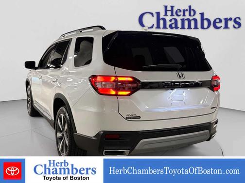 Platinum White Pearl 2025 Honda Pilot Touring 8-Passenger