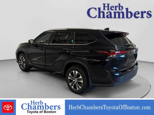 Midnight Black Metallic 2024 Toyota Highlander Hybrid XLE
