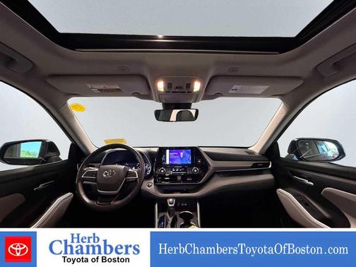 Midnight Black Metallic 2024 Toyota Highlander Hybrid XLE