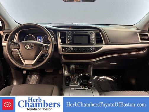 Midnight Black Metallic 2019 Toyota Highlander LE