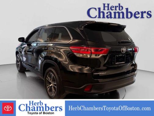 Midnight Black Metallic 2019 Toyota Highlander LE