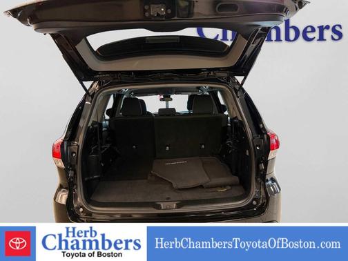 Midnight Black Metallic 2019 Toyota Highlander LE