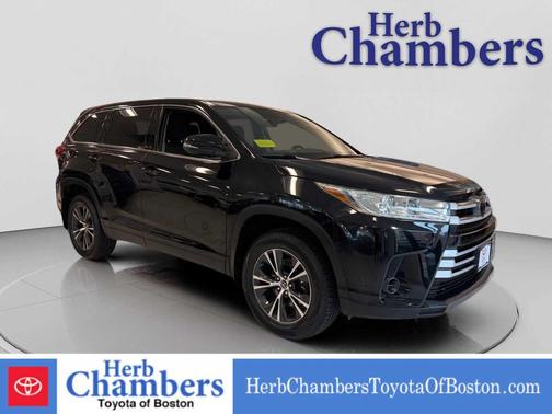 Midnight Black Metallic 2019 Toyota Highlander LE