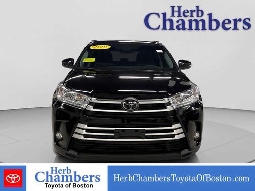 Midnight Black Metallic 2019 Toyota Highlander XLE