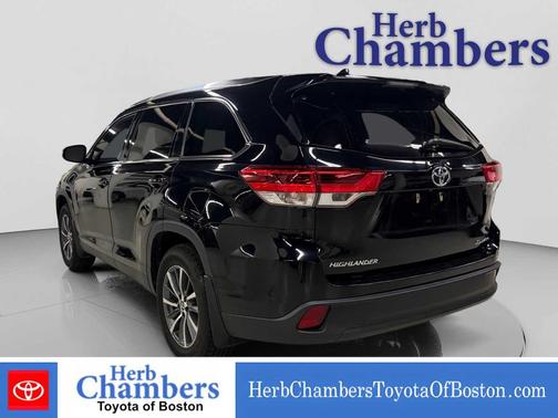 Midnight Black Metallic 2019 Toyota Highlander XLE