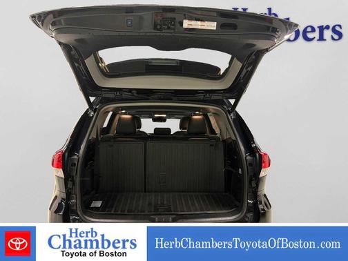 Midnight Black Metallic 2019 Toyota Highlander XLE