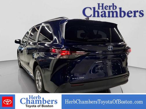 2025 Toyota Sienna LE