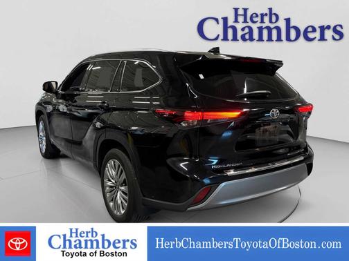 Midnight Black Metallic 2024 Toyota Highlander Platinum