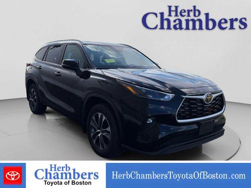 Midnight Black Metallic 2023 Toyota Highlander XLE
