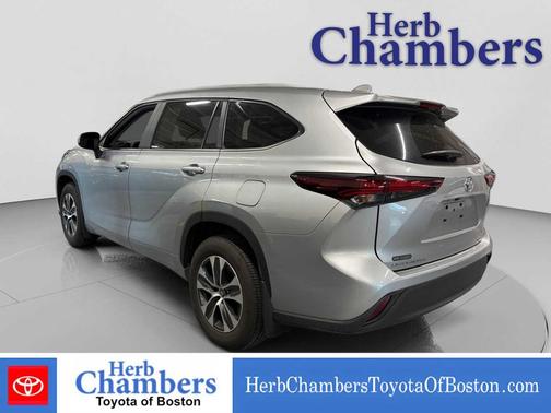Celestial Silver Metallic 2024 Toyota Highlander XLE