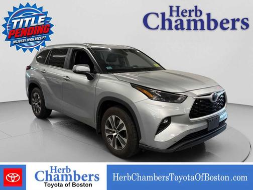 Celestial Silver Metallic 2024 Toyota Highlander XLE