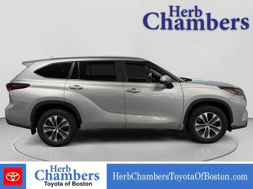 Celestial Silver Metallic 2024 Toyota Highlander XLE