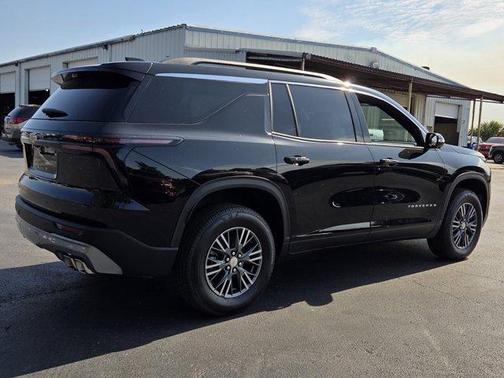 Mosaic Black Metallic 2026 Chevrolet Traverse LT