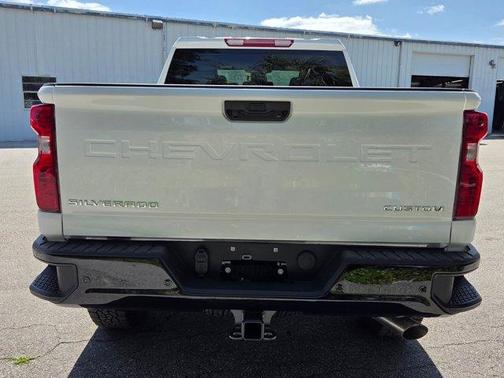 Summit White 2026 Chevrolet Silverado 2500 Custom
