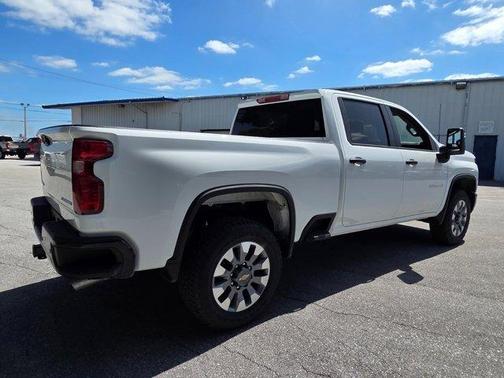 Summit White 2026 Chevrolet Silverado 2500 Custom