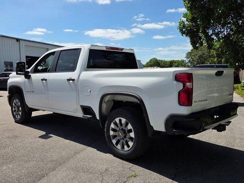 Summit White 2026 Chevrolet Silverado 2500 Custom