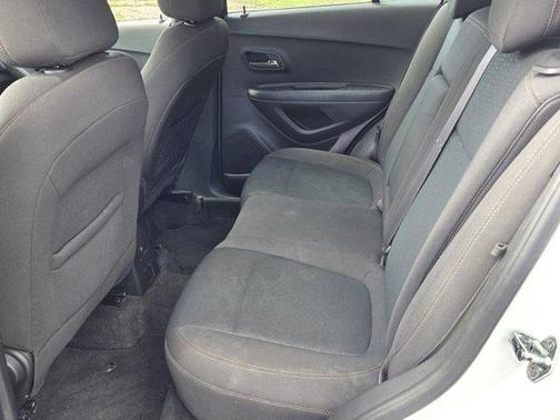 Summit White 2018 Chevrolet Trax LS