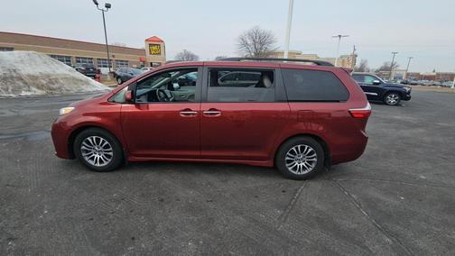 2020 Toyota Sienna XLE