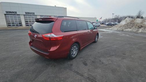 2020 Toyota Sienna XLE