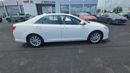 Super White 2014 Toyota Camry XLE