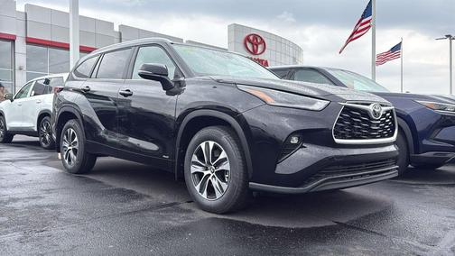 Midnight Black Metallic 2026 Toyota Highlander Hybrid XLE