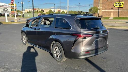 2021 Toyota Sienna XLE 8 Passenger