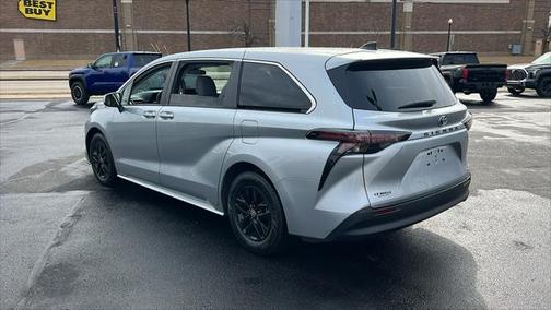 2023 Toyota Sienna LE