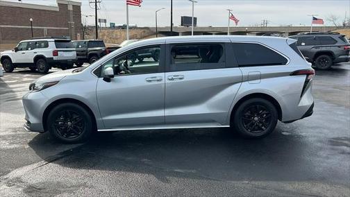 2023 Toyota Sienna LE